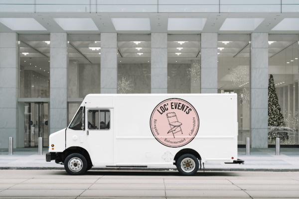 graphisme d'un logo pour une entreprise de location de mobilier événementiel et flocage sur camion